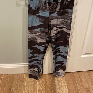 Terez leggings in camo blues size small mint condition